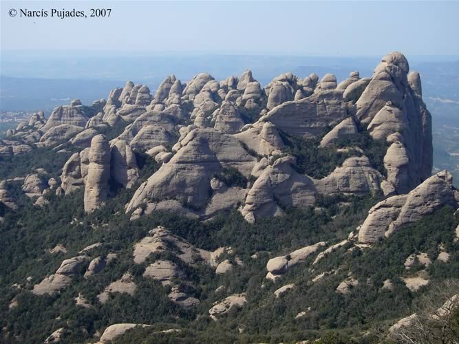 Els Frares Encantats des dels Aurons. A baix el Coll del Porc